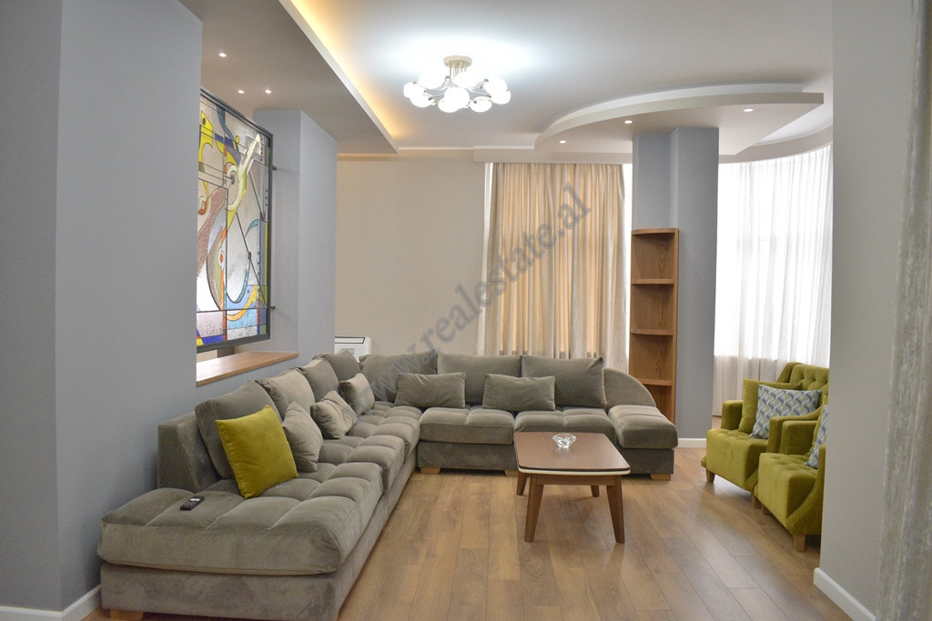Apartament 4+1 me qira tek Komuna e Parisit ne Tirane